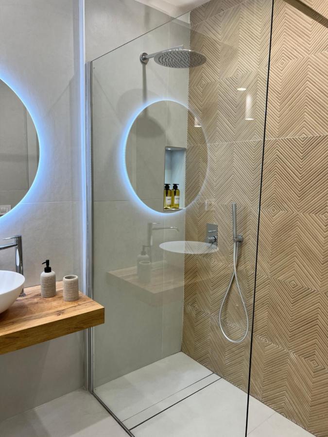 Bagno di design con doccia walk-in